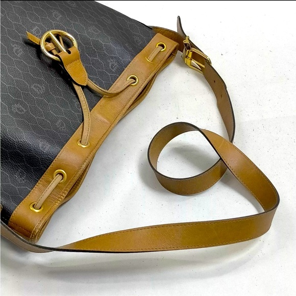 Christian Dior Leather Shoulder Bucket Bag w/ matching pouch. Honeycomb Line - Picture 4 of 10